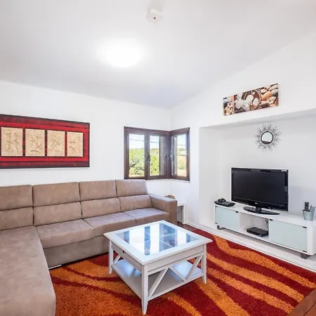 Five Bedrooms Villa, Heated Pool, Hot Tub And Free Wifi, Lots Of Space בית נופש