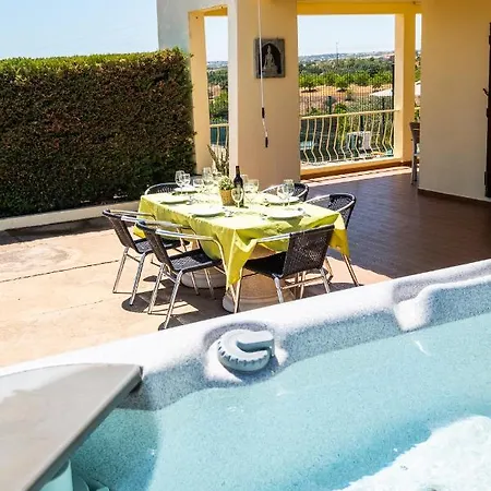 Five Bedrooms Villa, Heated Pool, Hot Tub And Free Wifi, Lots Of Space בית נופש גיאה