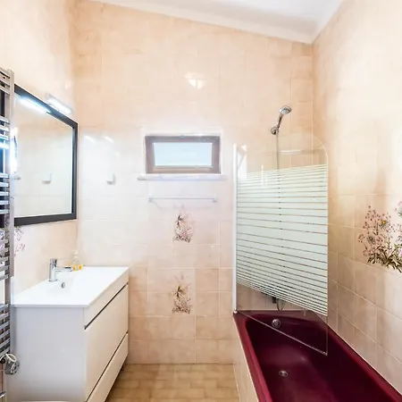 Five Bedrooms Villa, Heated Pool, Hot Tub And Free Wifi, Lots Of Space גיאה