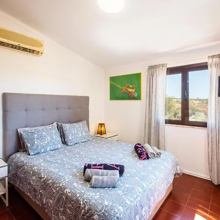 בית נופש Five Bedrooms Villa, Heated Pool, Hot Tub And Free Wifi, Lots Of Space גיאה