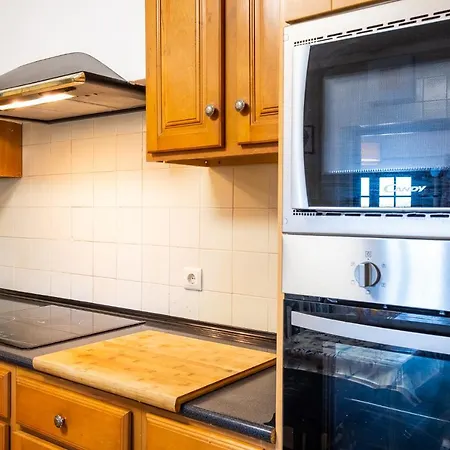 Five Bedrooms Villa, Heated Pool, Hot Tub And Free Wifi, Lots Of Space