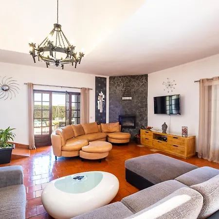 Five Bedrooms Villa, Heated Pool, Hot Tub And Free Wifi, Lots Of Space