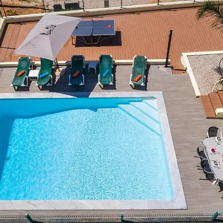 Five Bedrooms Villa, Heated Pool, Hot Tub And Free Wifi, Lots Of Space