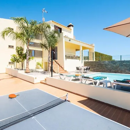 בית נופש Five Bedrooms Villa, Heated Pool, Hot Tub And Free Wifi, Lots Of Space