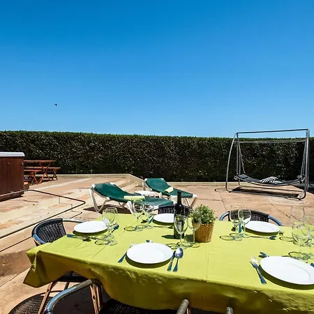 Five Bedrooms Villa, Heated Pool, Hot Tub And Free Wifi, Lots Of Space גיאה