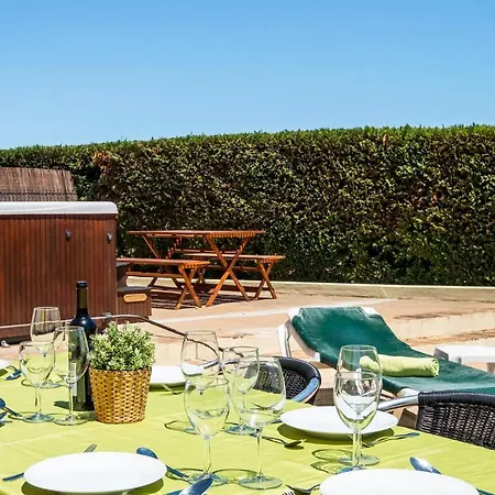 Five Bedrooms Villa, Heated Pool, Hot Tub And Free Wifi, Lots Of Space Сasa de vacaciones *
