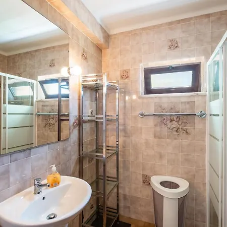 Five Bedrooms Villa, Heated Pool, Hot Tub And Free Wifi, Lots Of Space Сasa de vacaciones Guia (Faro)
