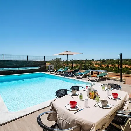 Five Bedrooms Villa, Heated Pool, Hot Tub And Free Wifi, Lots Of Space