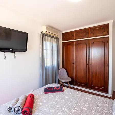 Five Bedrooms Villa, Heated Pool, Hot Tub And Free Wifi, Lots Of Space
