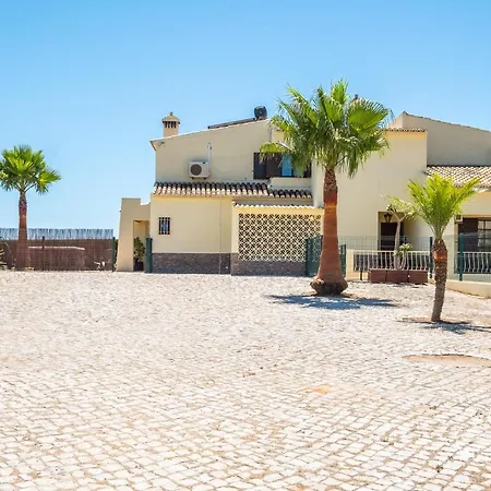 Сasa de vacaciones Five Bedrooms Villa, Heated Pool, Hot Tub And Free Wifi, Lots Of Space Guia (Faro)