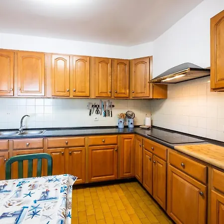 Five Bedrooms Villa, Heated Pool, Hot Tub And Free Wifi, Lots Of Space * Guia (Faro)