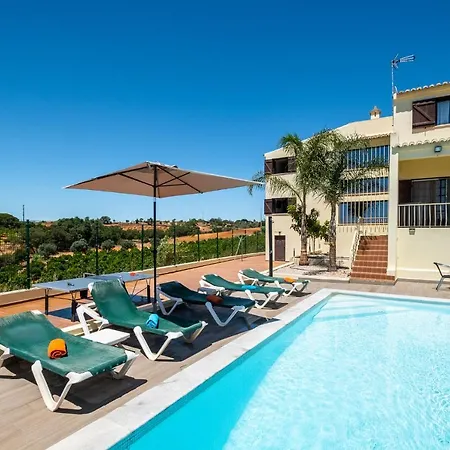 Сasa de vacaciones Five Bedrooms Villa, Heated Pool, Hot Tub And Free Wifi, Lots Of Space Guia (Faro)